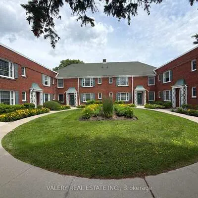 1365,&nbsp;Bayview, Leaside, Toronto