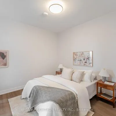 664,&nbsp;Spadina, University, Toronto