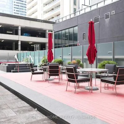22,&nbsp;Wellesley, Church-Yonge Corridor, Toronto