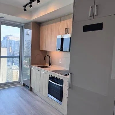 280,&nbsp;Dundas, University, Toronto