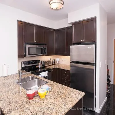 736,&nbsp;Spadina, University, Toronto