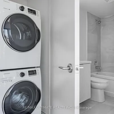 158,&nbsp;Front Street East, Moss Park, Toronto