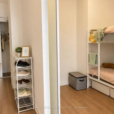 203,&nbsp;College, Kensington-Chinatown, Toronto