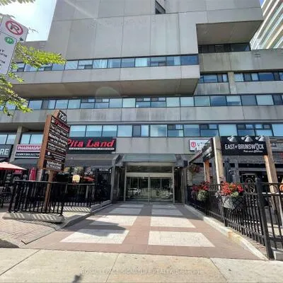 720,&nbsp;Spadina, University, Toronto