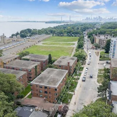 3015,&nbsp;Queen, Birchcliffe-Cliffside, Toronto