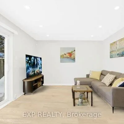 270,&nbsp;Timberbank, L'Amoreaux, Toronto