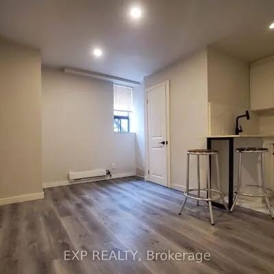 575,&nbsp;Pape, Blake-Jones, Toronto
