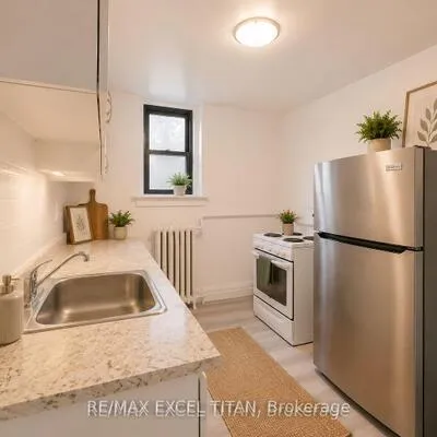 12,&nbsp;Kingston, Woodbine Corridor, Toronto