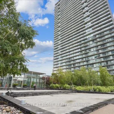 105,&nbsp;The Queens, High Park-Swansea, Toronto