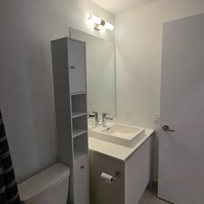 251,&nbsp;Manitoba, Mimico, Toronto
