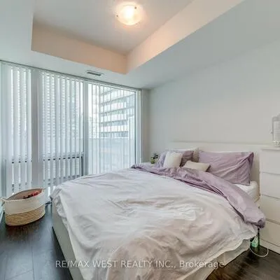 100,&nbsp;Harbour, Waterfront Communities C1, Toronto