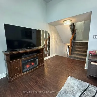 8, Windy, Flemingdon Park, Toronto