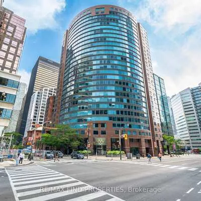 33,&nbsp;University, Waterfront Communities C1, Toronto