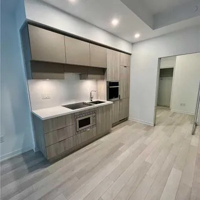 39,&nbsp;Roehampton, Mount Pleasant West, Toronto