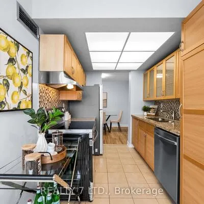 100,&nbsp;Antibes, Westminster-Branson, Toronto