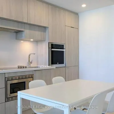 39,&nbsp;Roehampton, Mount Pleasant West, Toronto