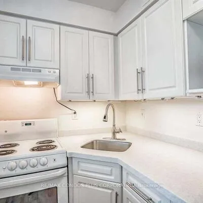 720,&nbsp;Spadina, University, Toronto