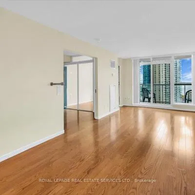 208,&nbsp;Queens, Waterfront Communities C1, Toronto