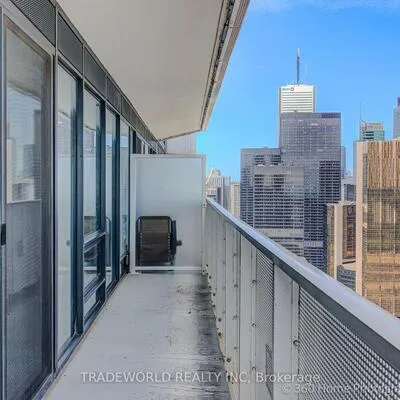 100,&nbsp;Harbour, Waterfront Communities C1, Toronto