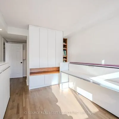 211,&nbsp;Randolph, Leaside, Toronto