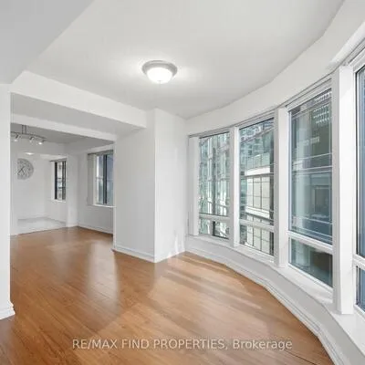 33,&nbsp;University, Waterfront Communities C1, Toronto