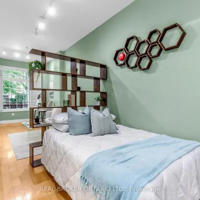 71,&nbsp;Mccaul, Kensington-Chinatown, Toronto