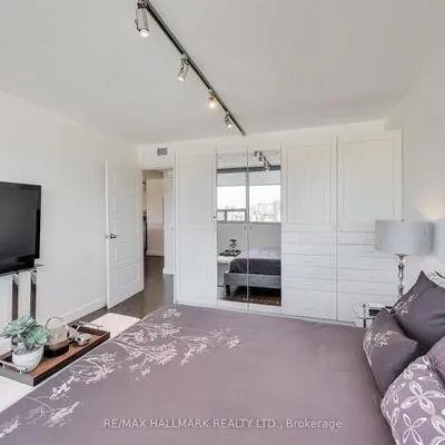 914,&nbsp;Yonge, Annex, Toronto