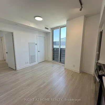 30,&nbsp;Tretti, Clanton Park, Toronto