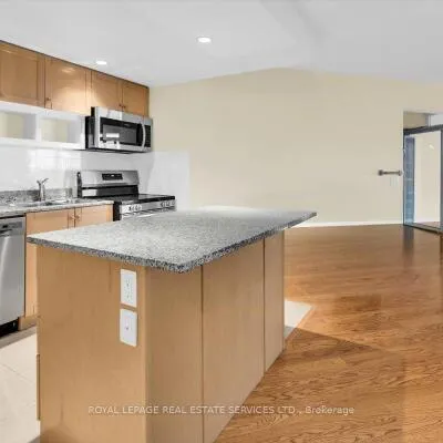 208,&nbsp;Queens, Waterfront Communities C1, Toronto