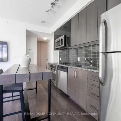 98,&nbsp;Lillian, Mount Pleasant West, Toronto
