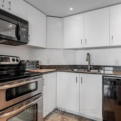 208,&nbsp;Queens, Waterfront Communities C1, Toronto