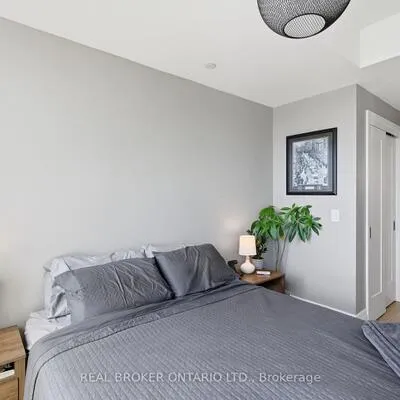 25,&nbsp;Malcolm, Leaside, Toronto