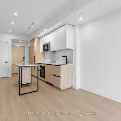 699,&nbsp;Sheppard, Bayview Village, Toronto