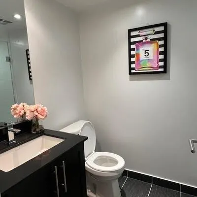 400,&nbsp;Adelaide, Moss Park, Toronto
