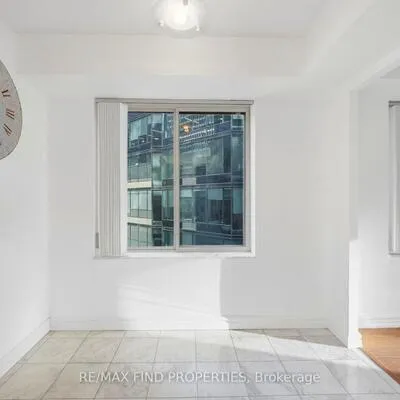 33,&nbsp;University, Waterfront Communities C1, Toronto