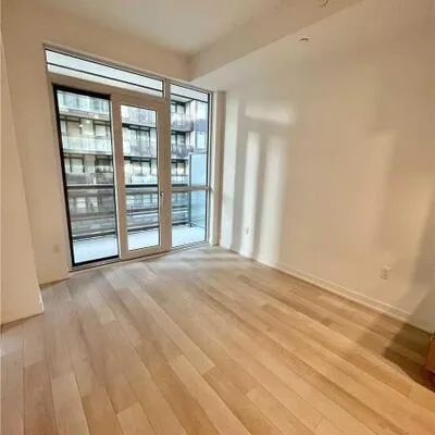 39,&nbsp;Roehampton, Mount Pleasant West, Toronto