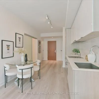 15,&nbsp;Queens, Waterfront Communities C8, Toronto