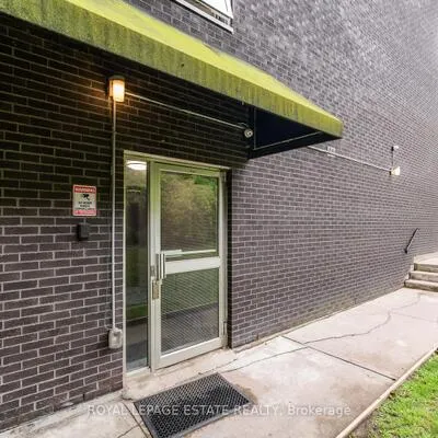 123,&nbsp;Woodbine, The Beaches, Toronto