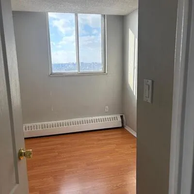 100,&nbsp;Lotherton, Yorkdale-Glen Park, Toronto