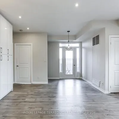 245,&nbsp;Dalesford, Stonegate-Queensway, Toronto