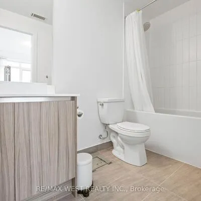 251,&nbsp;Manitoba, Mimico, Toronto