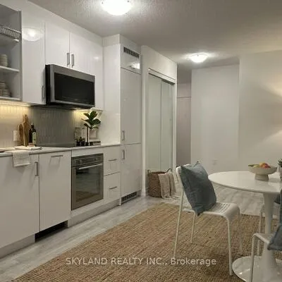 251,&nbsp;Manitoba, Mimico, Toronto