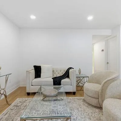 68,&nbsp;Westholme, Junction Area, Toronto