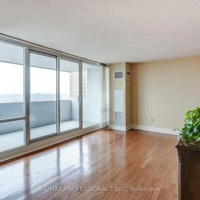 240,&nbsp;Scarlett, Rockcliffe-Smythe, Toronto