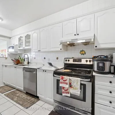 19,&nbsp;Four Winds, York University Heights, Toronto