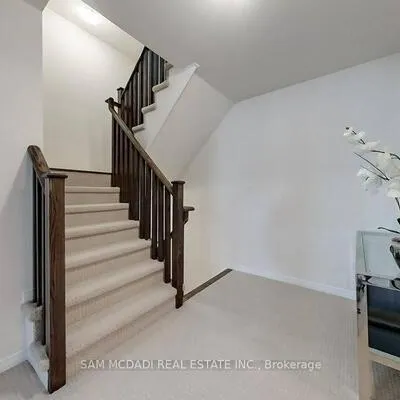 22,&nbsp;Applewood, Etobicoke West Mall, Toronto