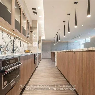 251,&nbsp;Manitoba, Mimico, Toronto