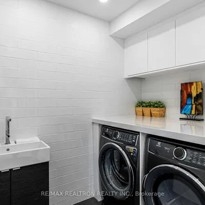 300,&nbsp;Manitoba, Mimico, Toronto