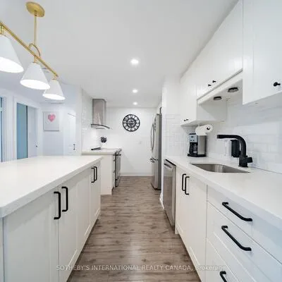 812,&nbsp;Burnhamthorpe, Markland Wood, Toronto