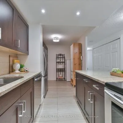 812,&nbsp;Burnhamthorpe, Markland Wood, Toronto